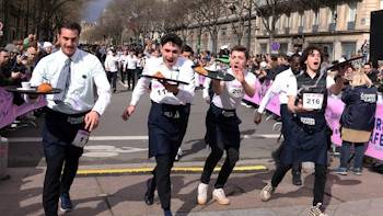 2 Kilometer mit Cafe, Croissant und Wasser durch Paris laufen - der legendäre Kellnerlauf ist zurück.